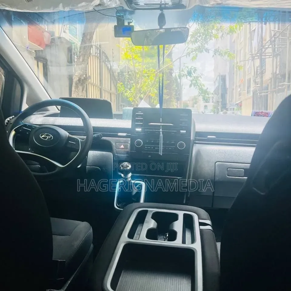 Hyundai Staria 2023 Gray