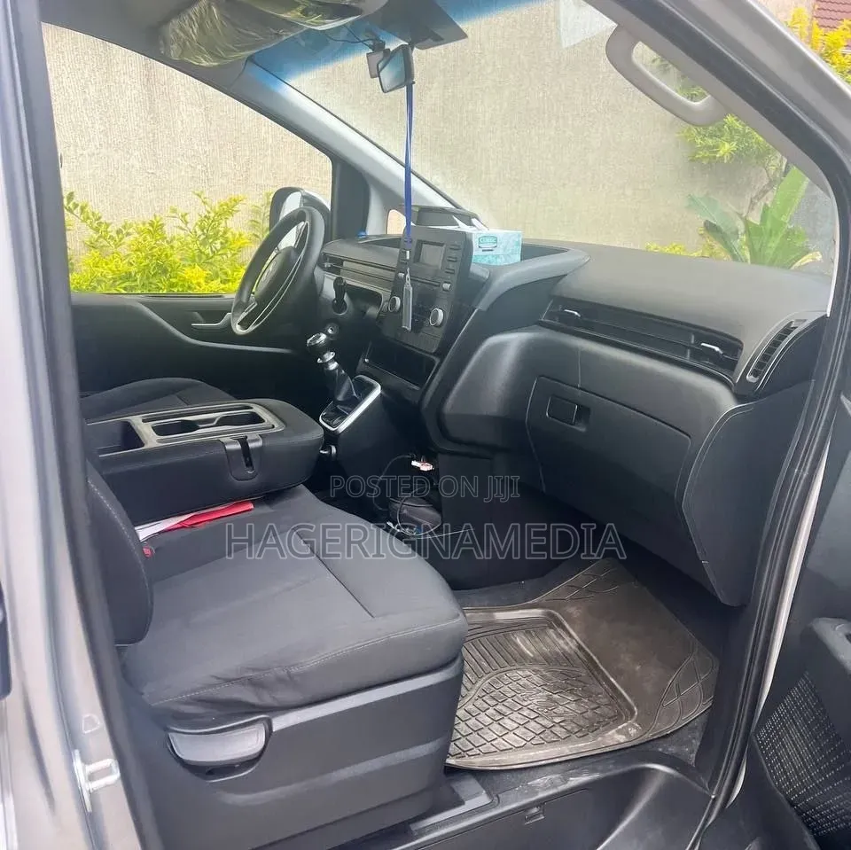 Hyundai Staria 2023 Gray
