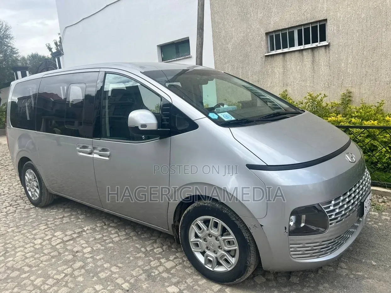Hyundai Staria 2023 Gray