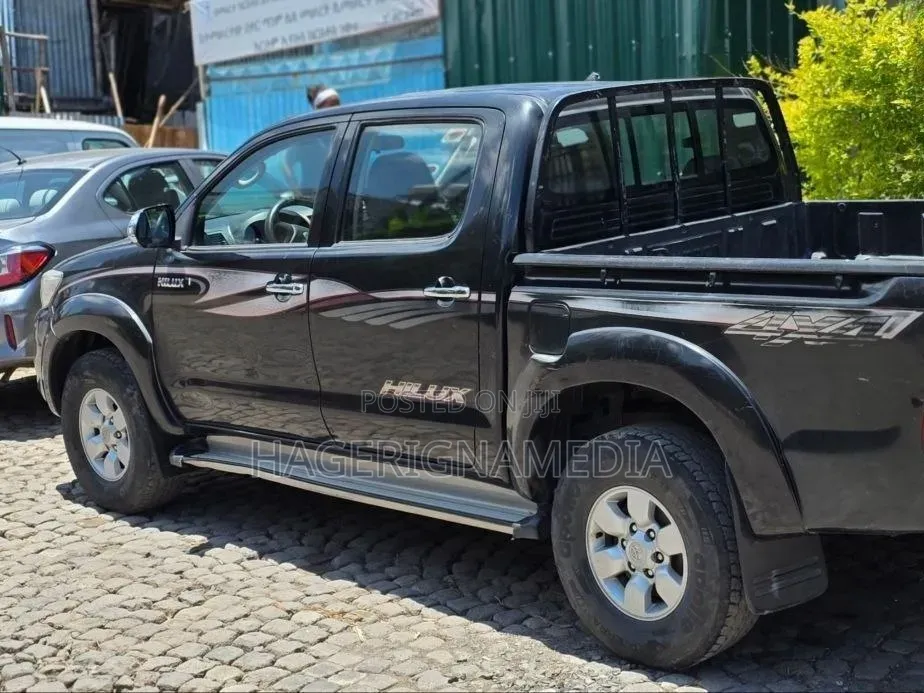 Toyota Hilux 2012 Black