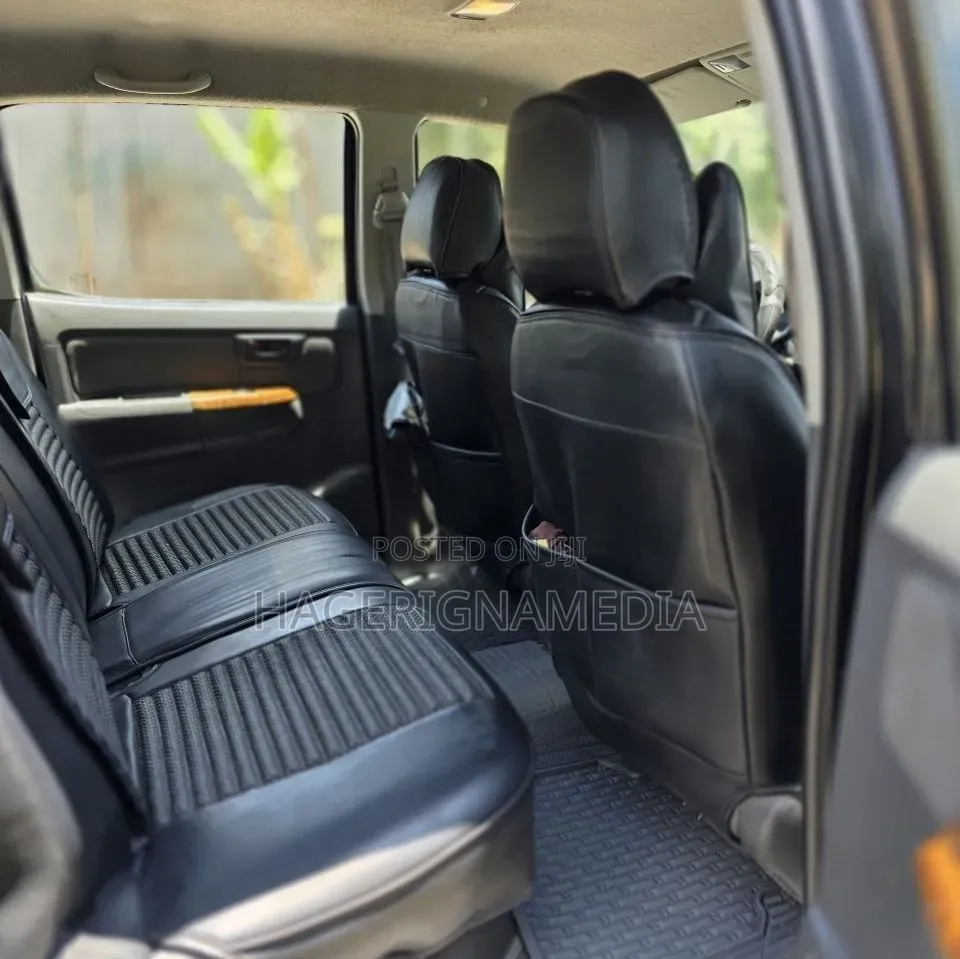 Toyota Hilux 2012 Black