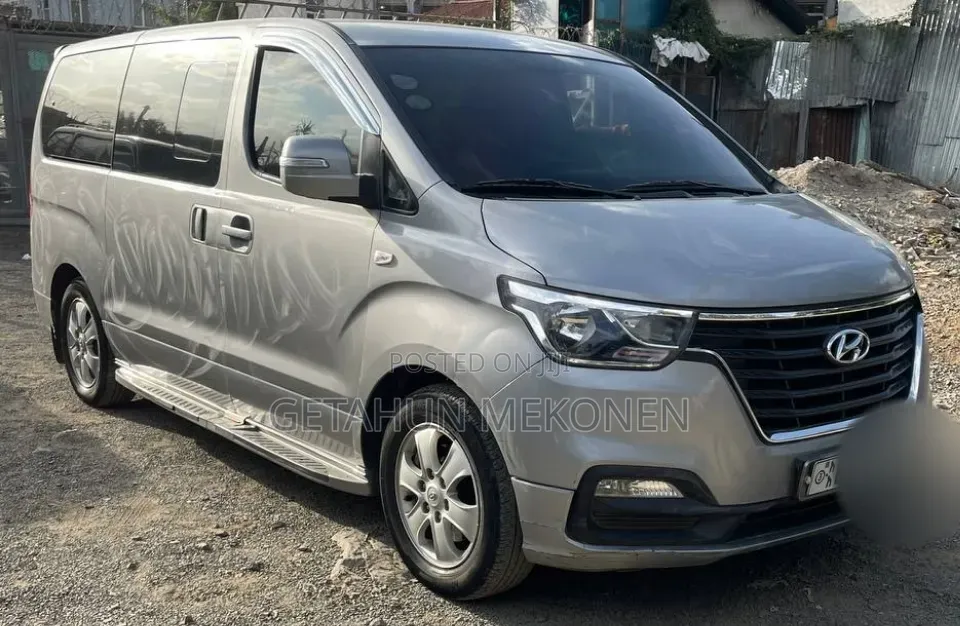 Hyundai Staria 2022 Silver