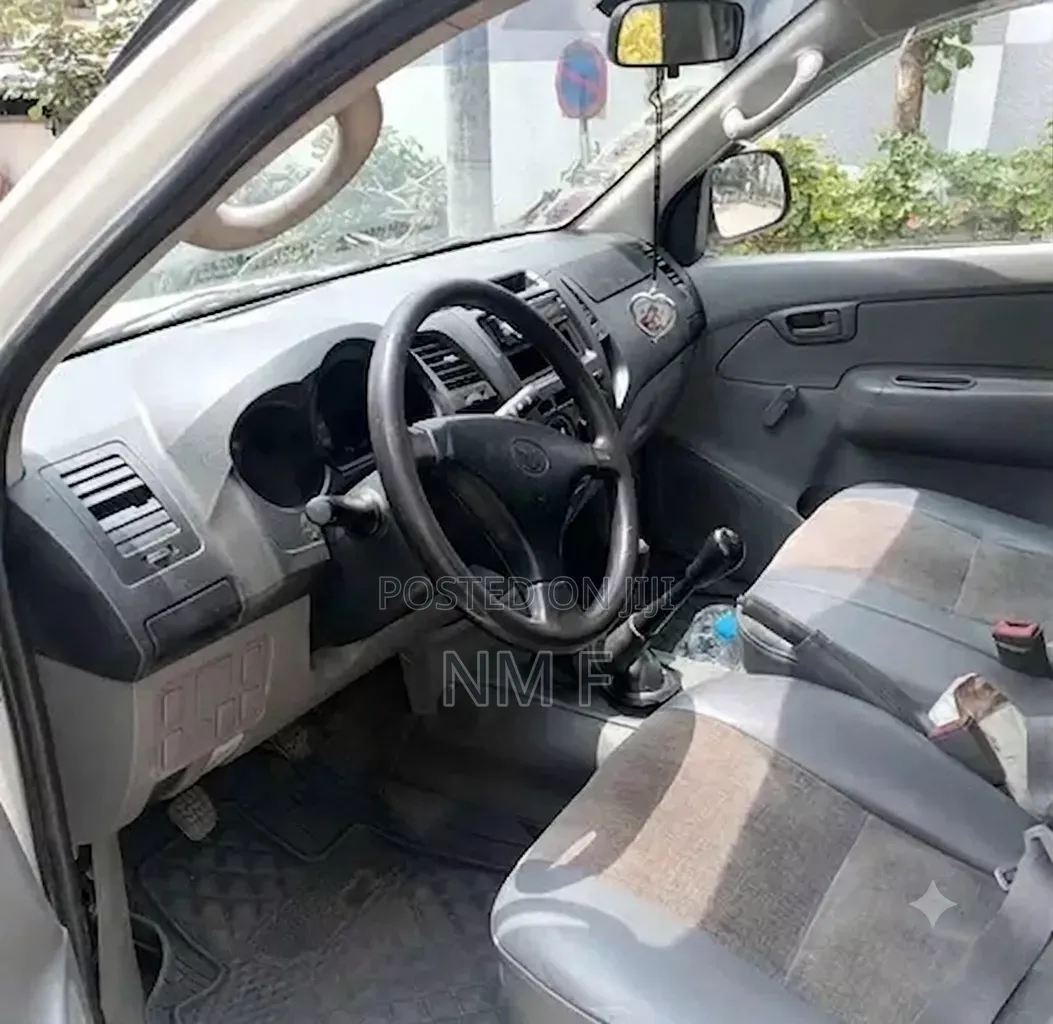Toyota Hilux 2006 White