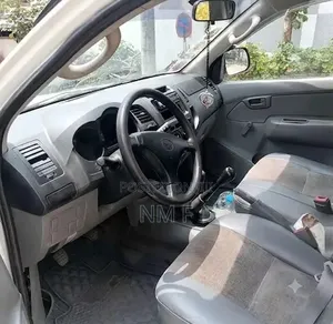 Toyota Hilux 2006 White