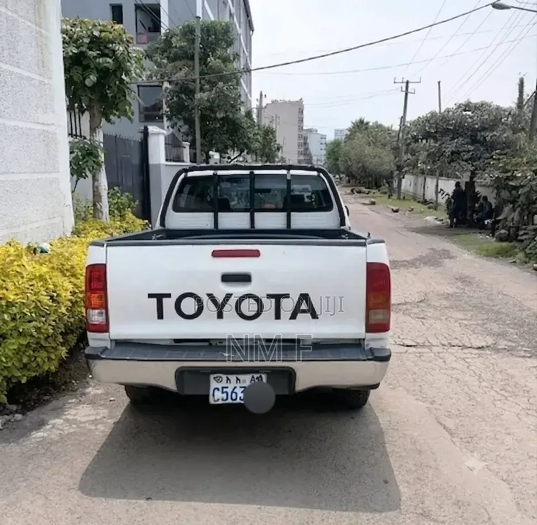 Toyota Hilux 2006 White