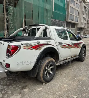 Mitsubishi L200 2012 White