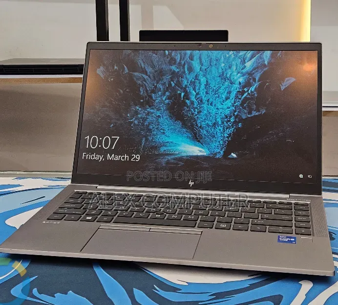 New Laptop HP ZBook Firefly G8 16GB Intel Core i7 SSD 512GB