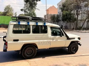 Toyota Land Cruiser 1990 White