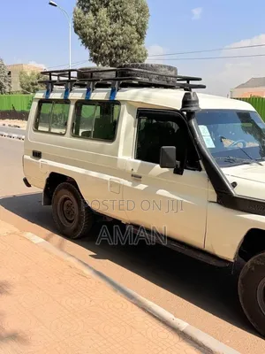 Toyota Land Cruiser 1990 White