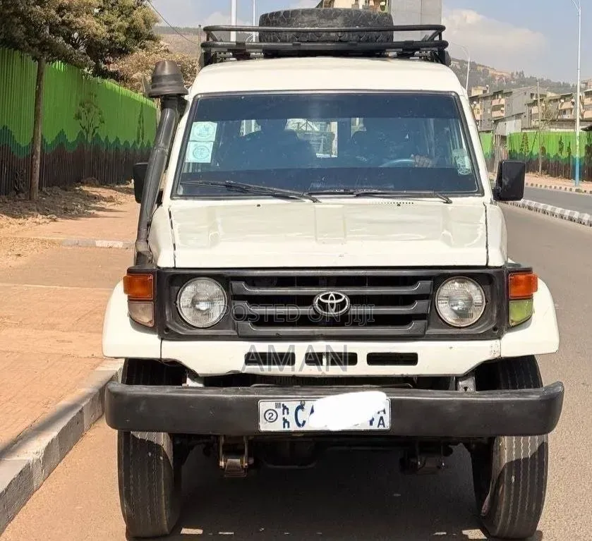 Toyota Land Cruiser 1990 White