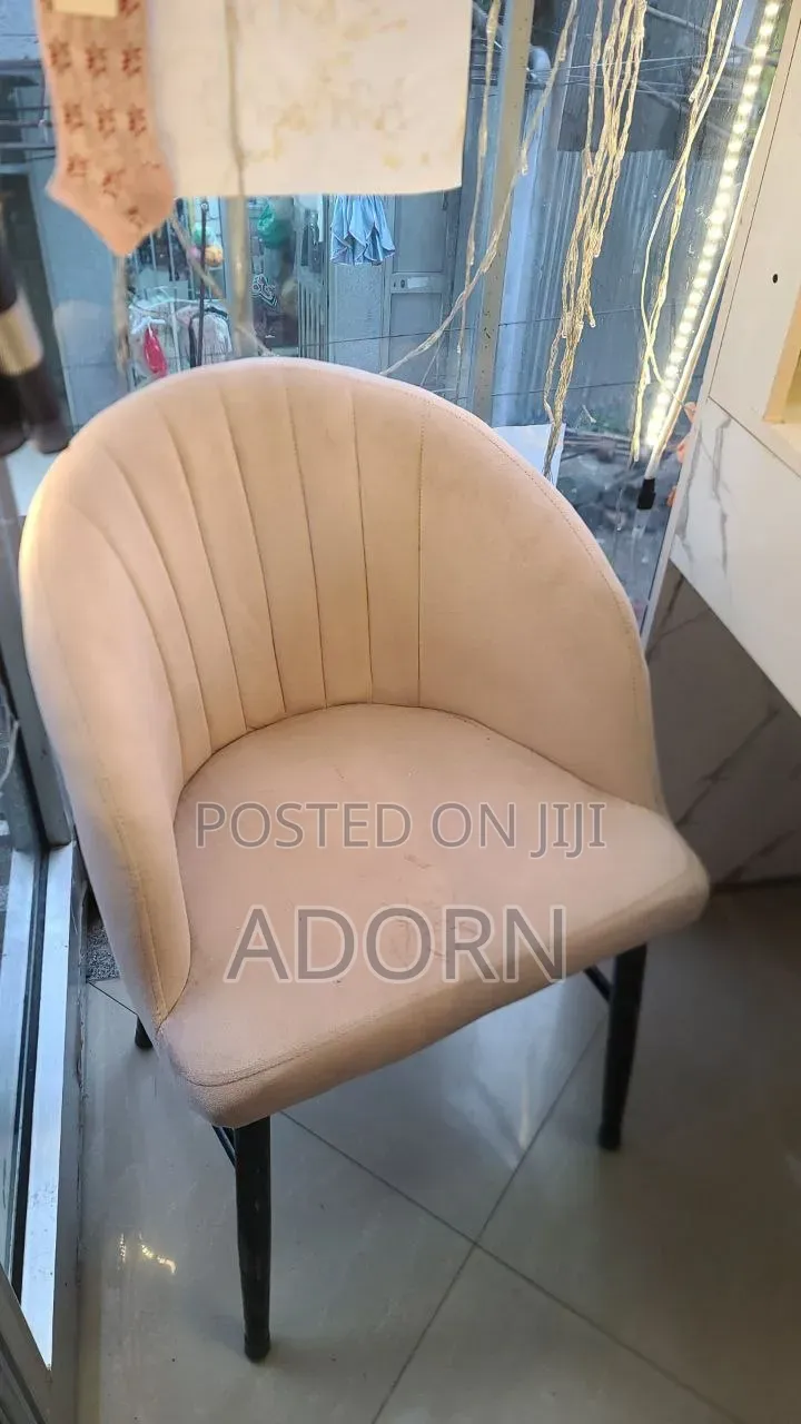 የጥፍር ቤት ወንበር እና ጠረጴዛ