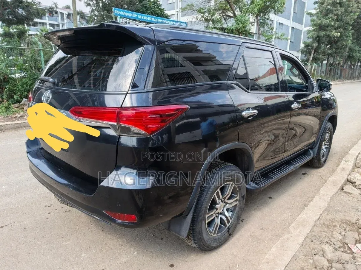 Toyota Fortuner 2022 Black