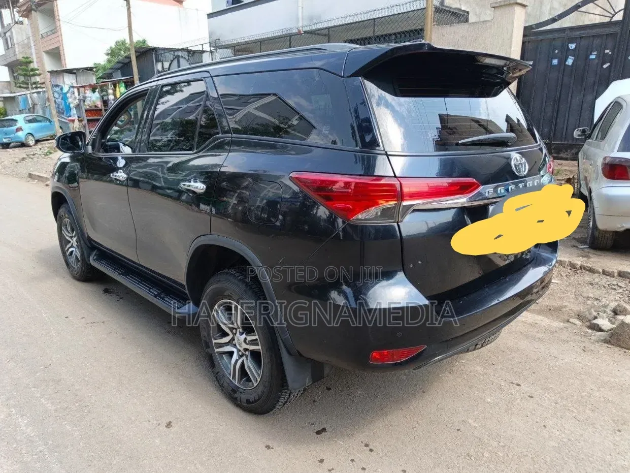 Toyota Fortuner 2022 Black