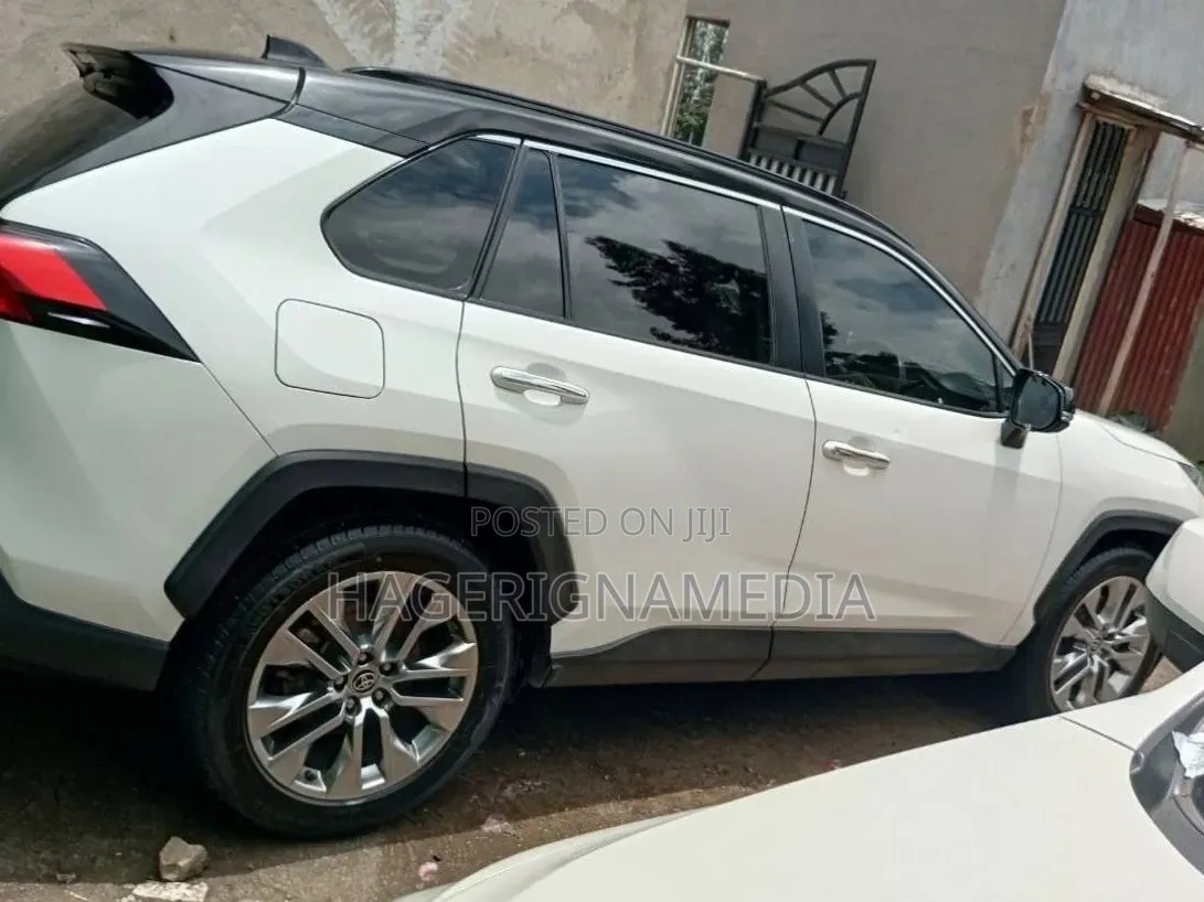 Toyota RAV4 2021 White