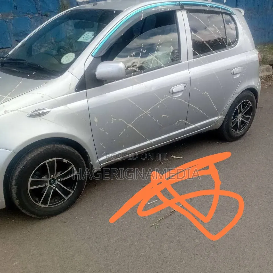 Toyota Vitz 2002 Silver
