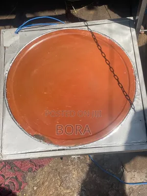 ግርግዳ ላይ ተለጣፈ የእንጀራ ምጣደ