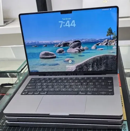 New Laptop Apple MacBook 32GB SSD 512GB