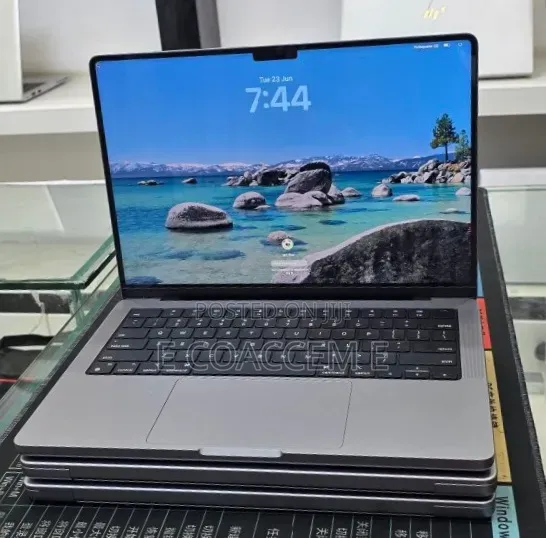 New Laptop Apple MacBook 32GB SSD 512GB