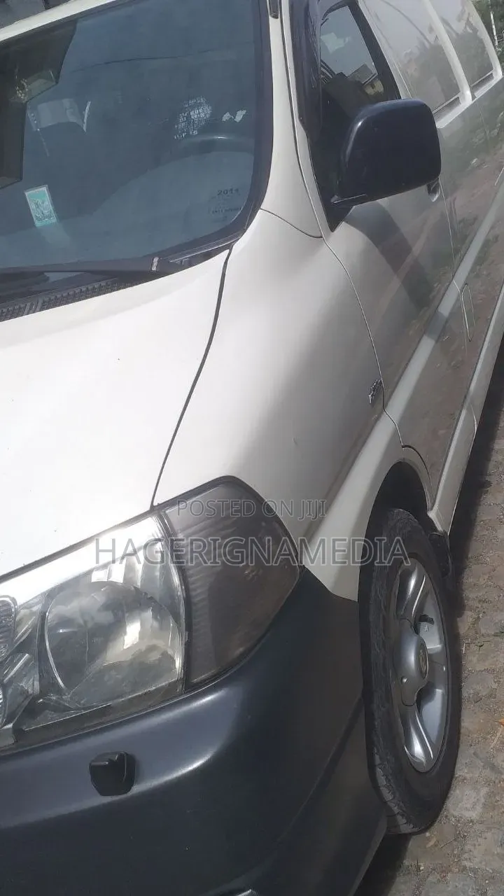 Toyota HiAce 2011 White