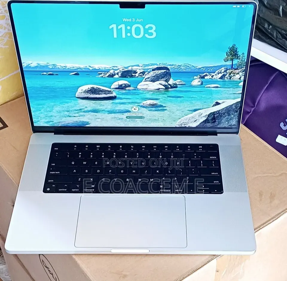 New Laptop Apple MacBook 32GB SSD 1T