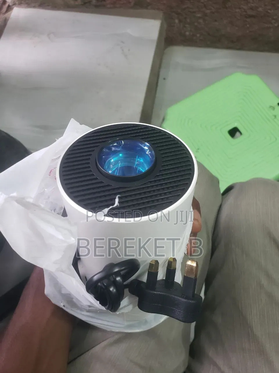 Portable Projector Pozzer Hy300