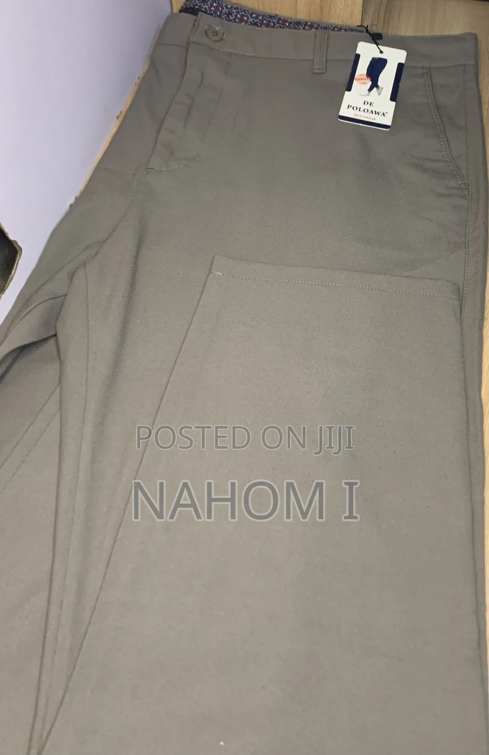 De Poloawa Men's Trousers Feature a Neutral