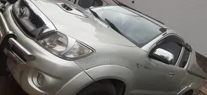 Toyota Hilux 2.5 D-4D 4X4 SRX 2010 Silver