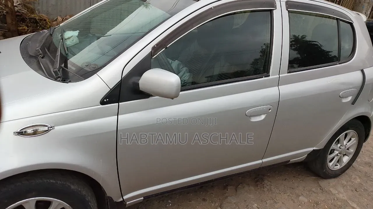 Toyota Vitz 2000 Silver