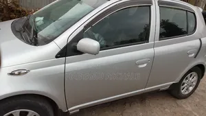Toyota Vitz 2000 Silver