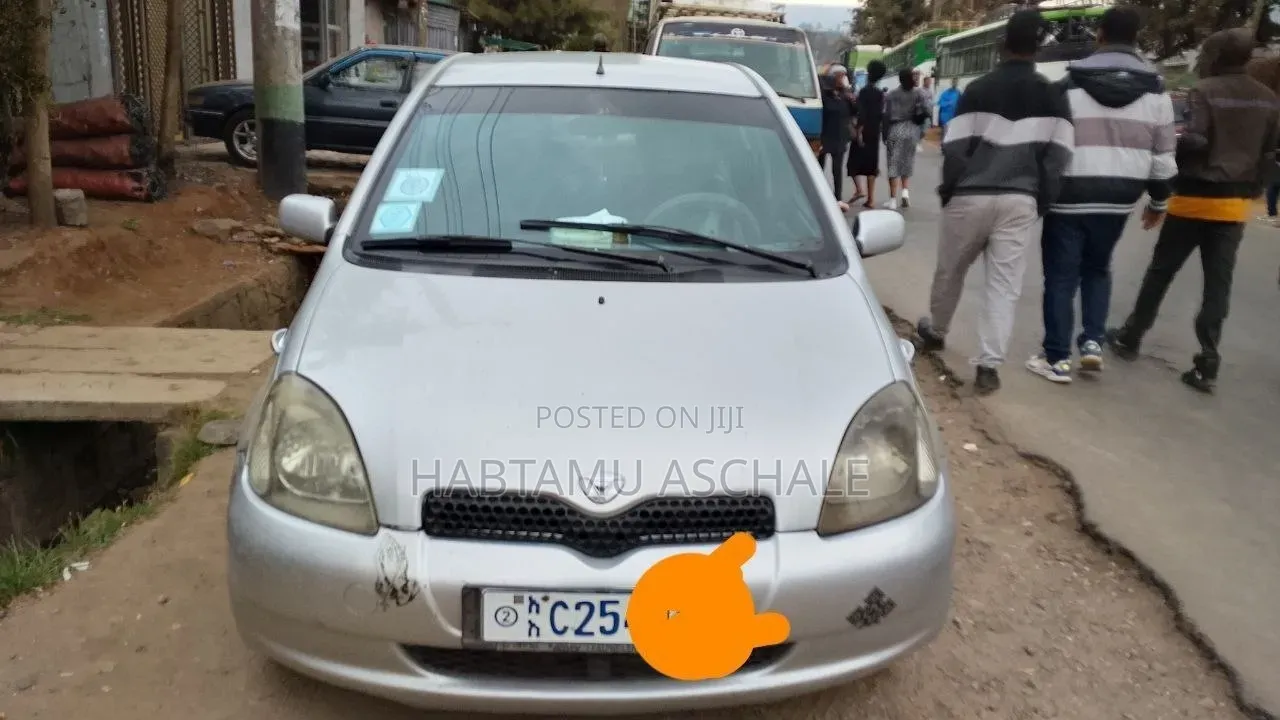 Toyota Vitz 2000 Silver