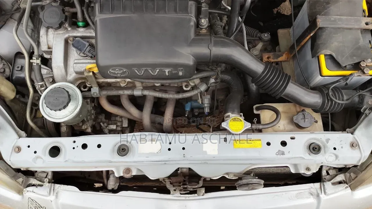 Toyota Vitz 2000 Silver