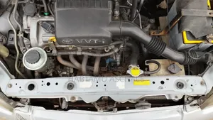 Toyota Vitz 2000 Silver