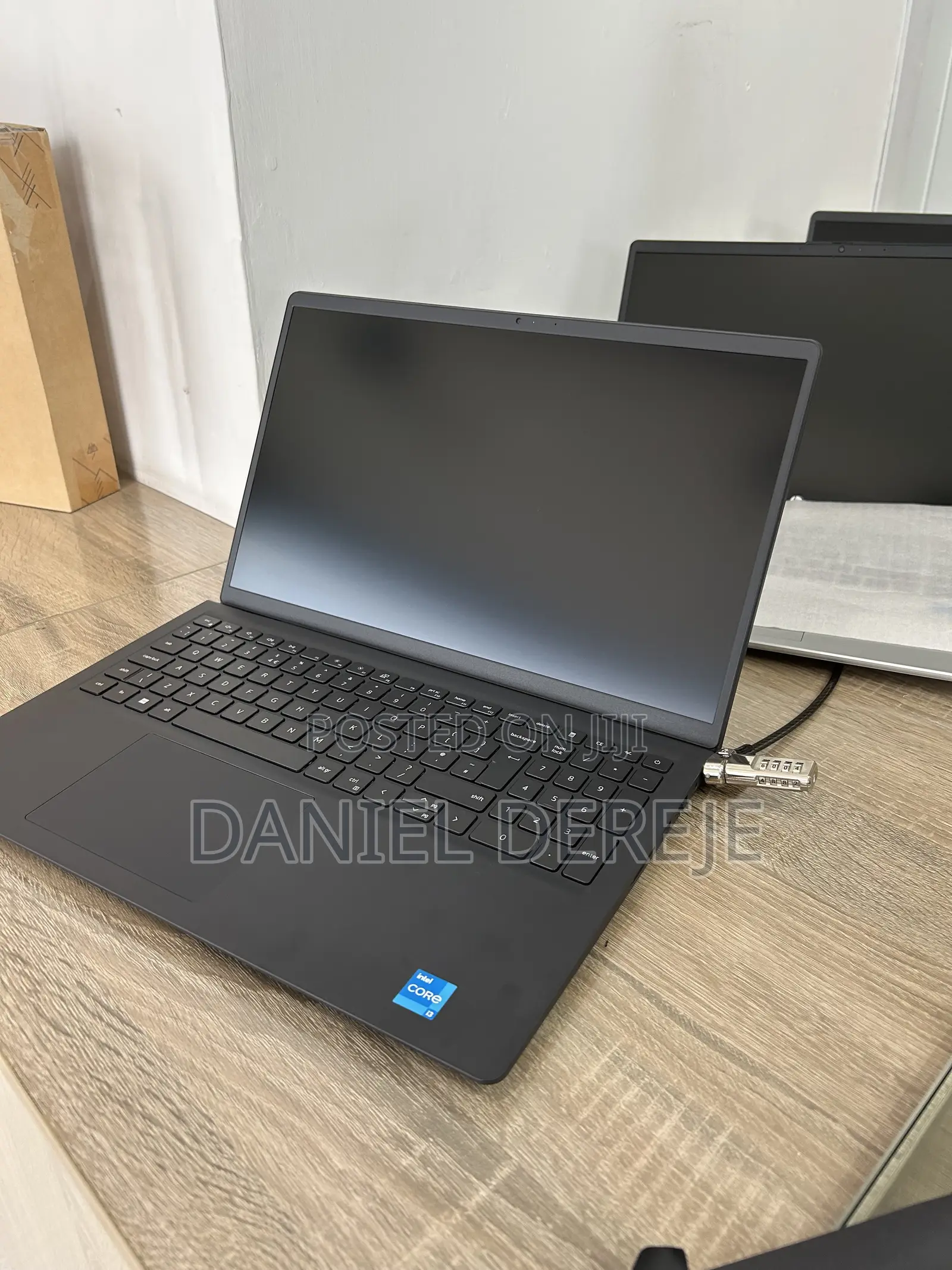 New Laptop Dell Vostro 3520 8GB Intel Core i3 SSD 512GB