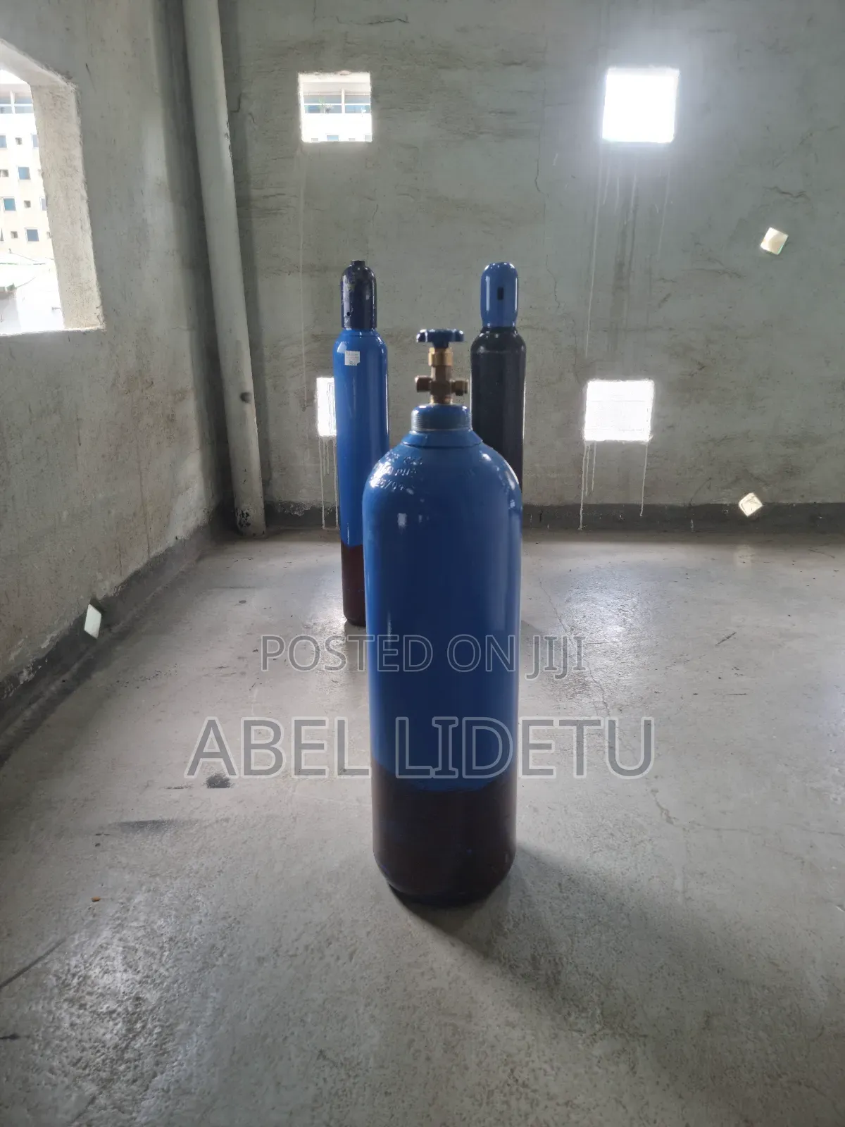 Portable Oxygen Cylinder for Patients Requiring Oxygen Therapy at Home