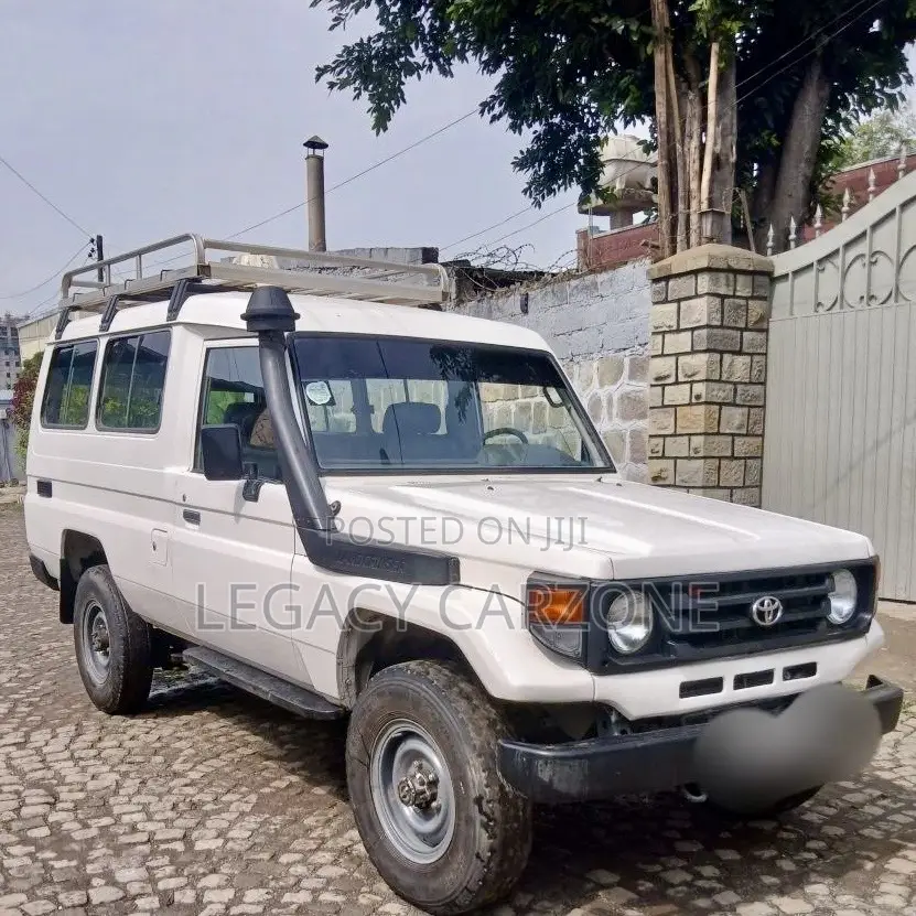 Toyota Land Cruiser 2005 White