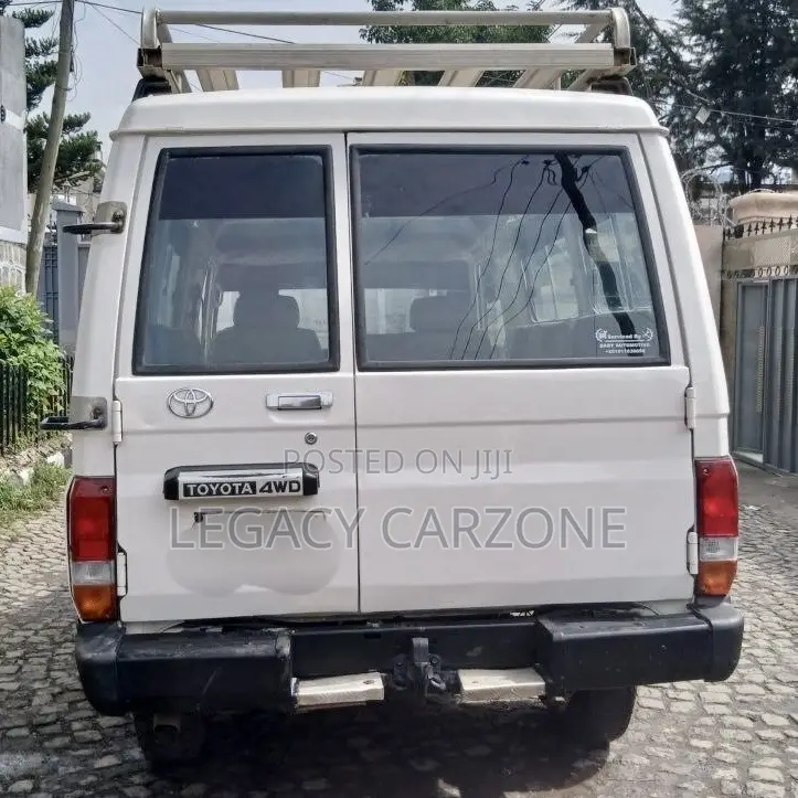 Toyota Land Cruiser 2005 White