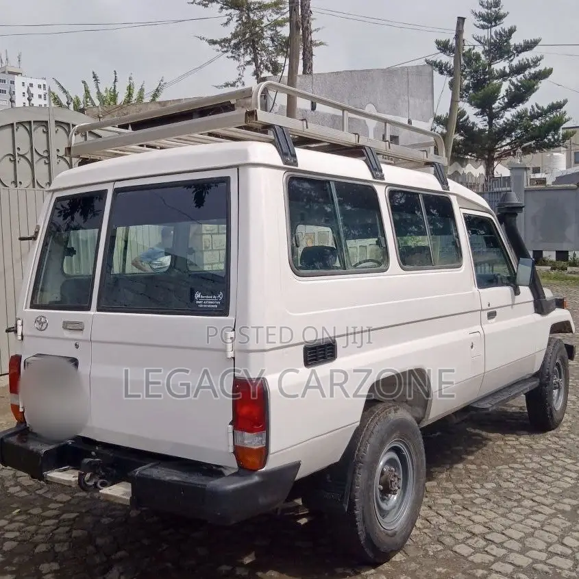 Toyota Land Cruiser 2005 White