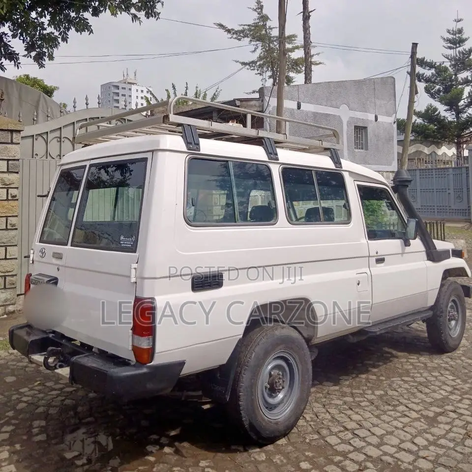 Toyota Land Cruiser 2005 White