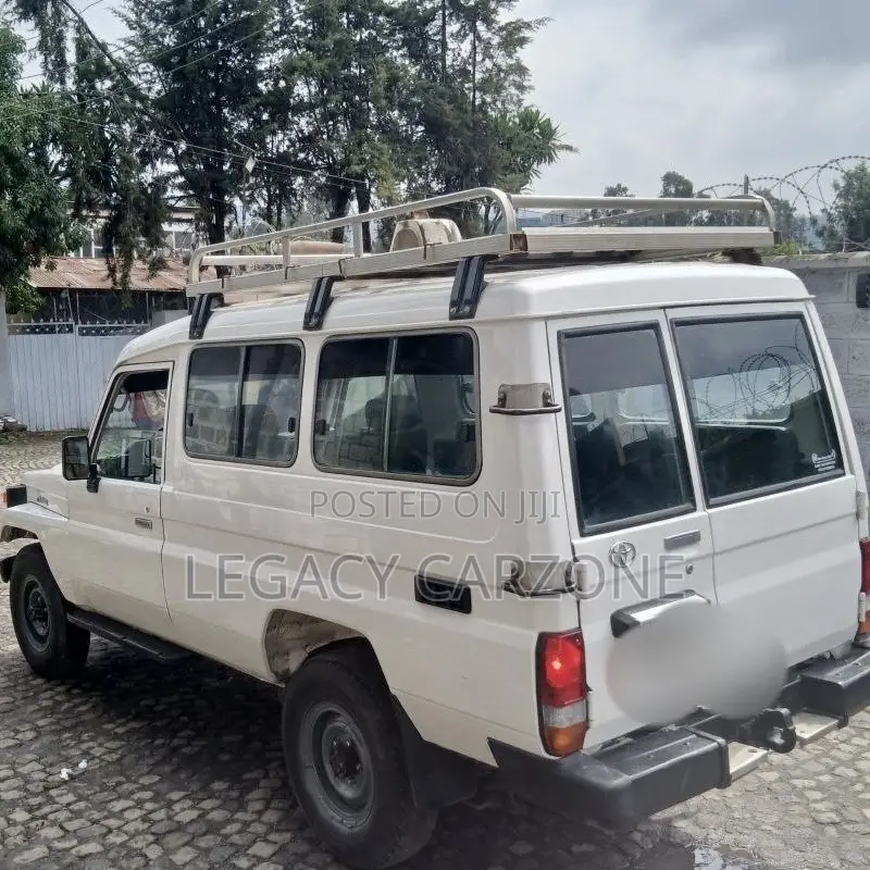 Toyota Land Cruiser 2005 White