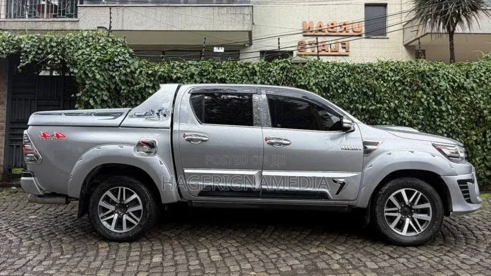 Toyota Hilux 2017 Gray
