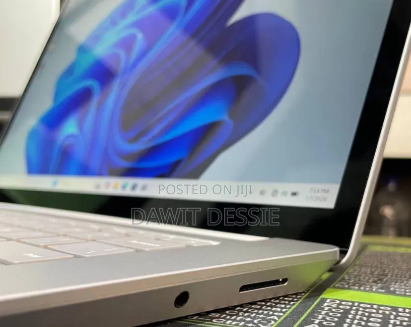 New Laptop Microsoft 16GB Intel Core Ultra 7 SSD 512GB
