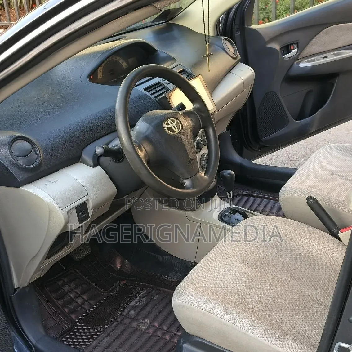 Toyota Yaris 2012 Gray
