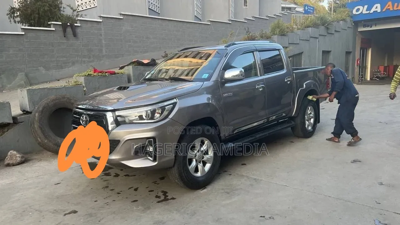 Toyota Hilux 2022 Gray
