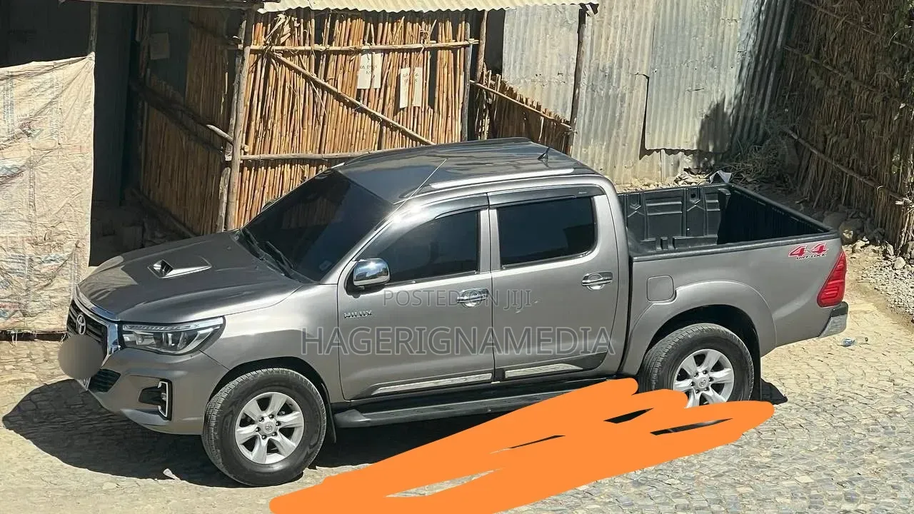 Toyota Hilux 2022 Gray