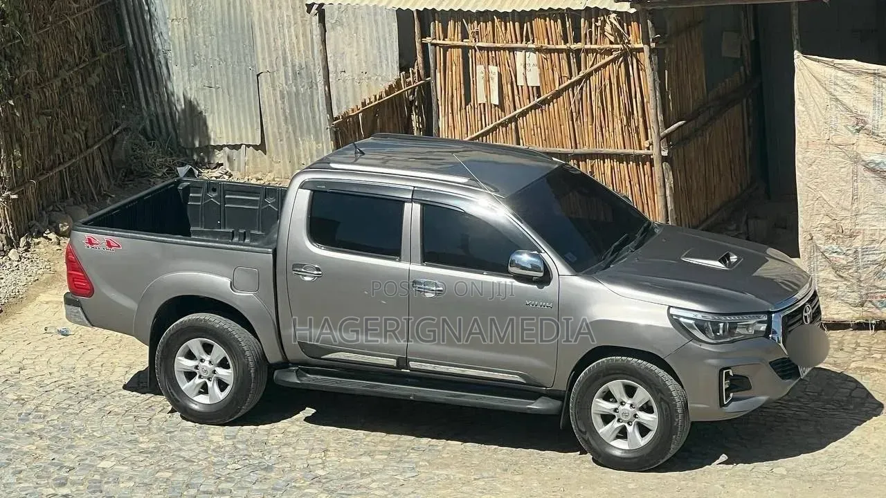 Toyota Hilux 2022 Gray