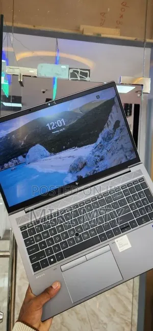 New Laptop HP ZBook Firefly G8 16GB Intel Core i7 SSD 512GB