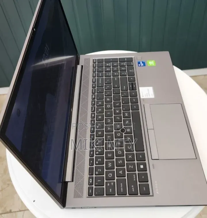 New Laptop HP ZBook Firefly G8 16GB Intel Core i7 SSD 512GB