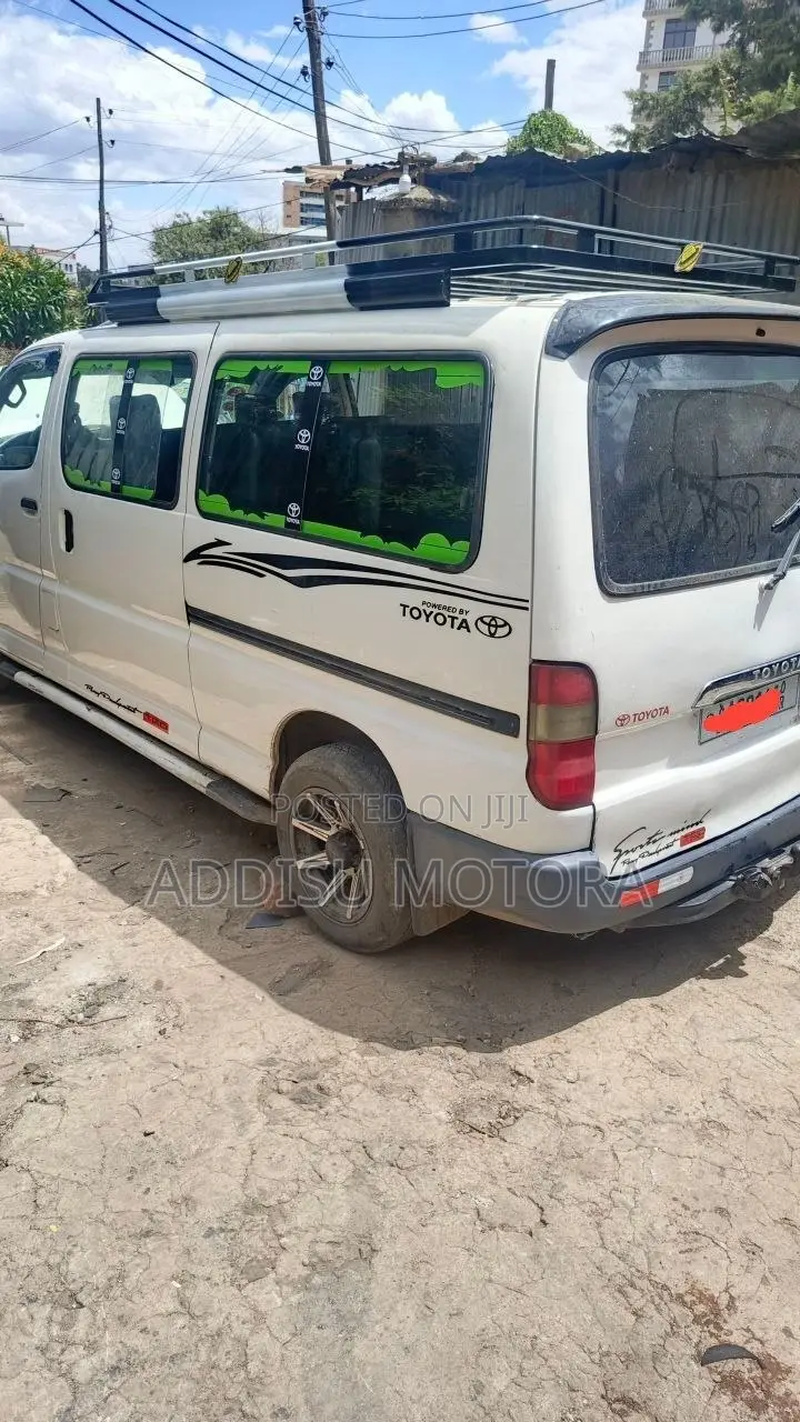 Toyota HiAce 2004 White