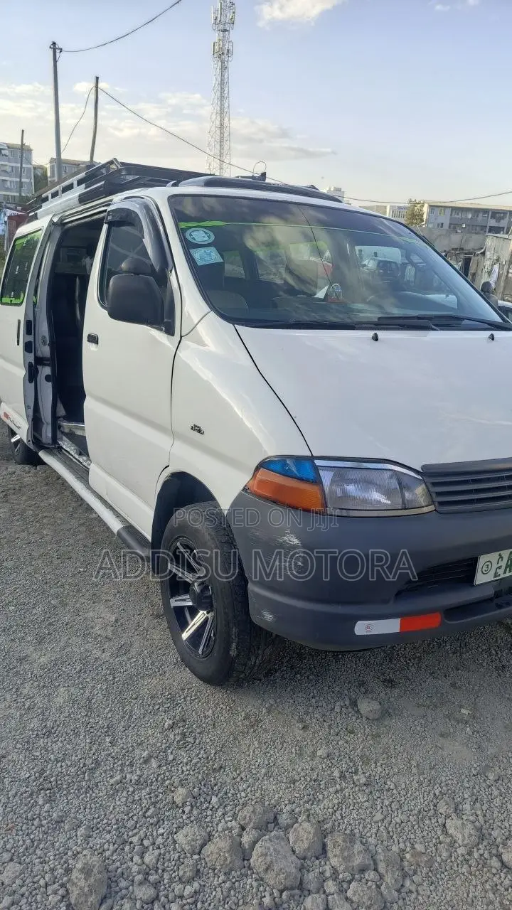 Toyota HiAce 2004 White