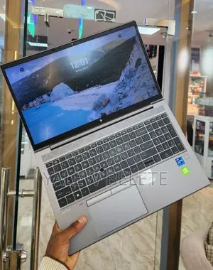 New Laptop HP ZBook Firefly G8 16GB Intel Core i7 SSD 512GB